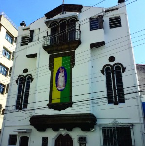 Estampa de Nossa Senhora do Brasil na parte de trás da igreja