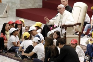 Papa Francisco é entrevistado por crianças em encontro no Vaticano