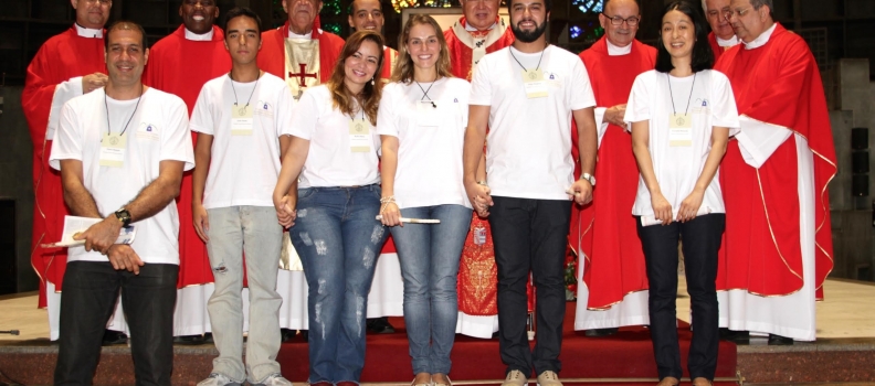 Paroquianos recebem os Sacramentos da Confirmação e da Primeira Eucaristia